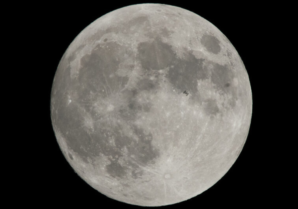 Fenômeno ‘Lua Cheia Rosa’ pode ser vista em todo Brasil nesta terça-feira (23)