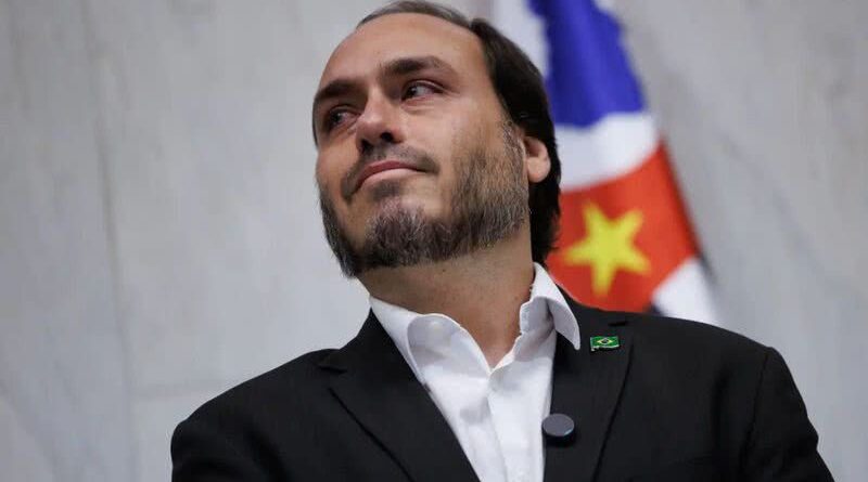 Carlos aponta negligência à saúde de Bolsonaro e alfineta Moraes: ‘Ministro médico’