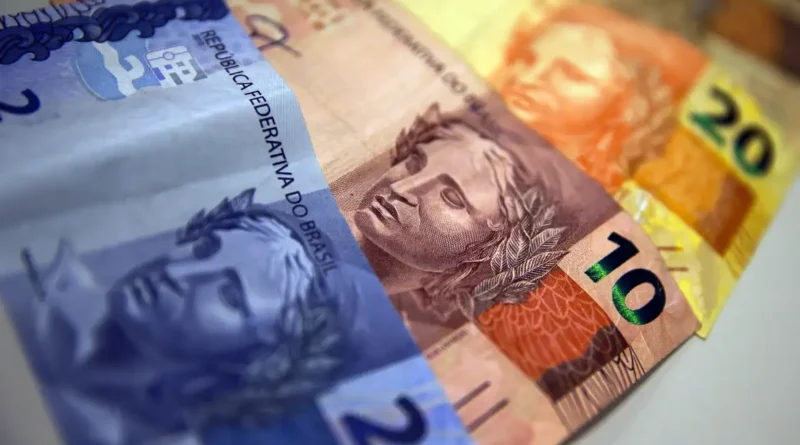 Aposentados e pensionistas do INSS começam a receber 13º nesta sexta (24)