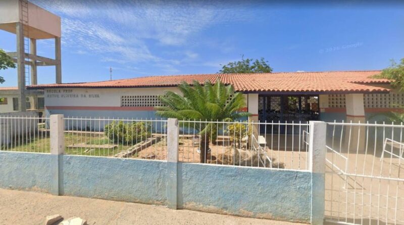 Juazeiro, no norte da Bahia: Professor é afastado após ficar nu durante aula em escola pública