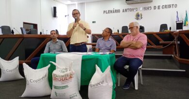 Inhambupe: Prefeito Hugo de Leônidas, em parceria com a Secretaria de Agricultura, distribui sementes e óleo diesel para associações rurais .