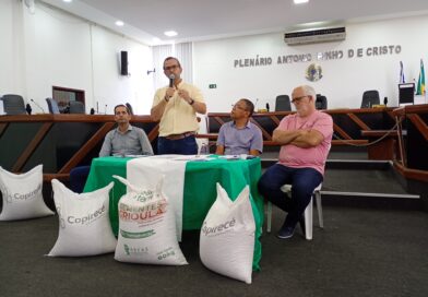 Inhambupe: Prefeito Hugo de Leônidas, em parceria com a Secretaria de Agricultura, distribui sementes e óleo diesel para associações rurais .