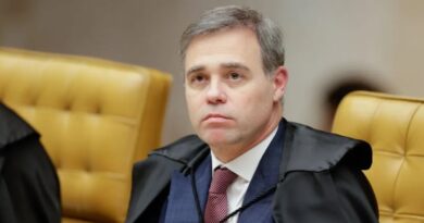 Mendonça se reúne com PF após vazamento de mensagens entre Vorcaro e Flávio Bolsonaro