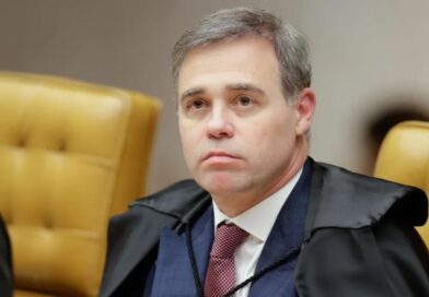 Mendonça se reúne com PF após vazamento de mensagens entre Vorcaro e Flávio Bolsonaro