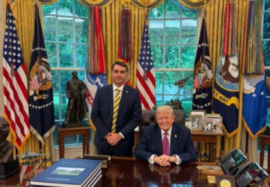 Flávio Bolsonaro se encontra com Donald Trump nos Estados Unidos