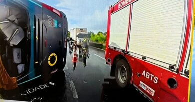 Ônibus com trabalhadores tomba na BR-324 e deixa um morto e feridos