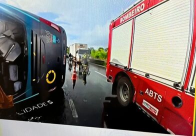 Ônibus com trabalhadores tomba na BR-324 e deixa um morto e feridos