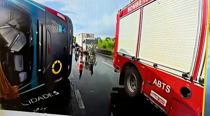 Ônibus com trabalhadores tomba na BR-324 e deixa um morto e feridos