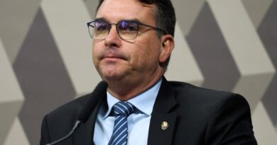 Flávio Bolsonaro chama suspensão da Lei da Dosimetria de ‘canetada’