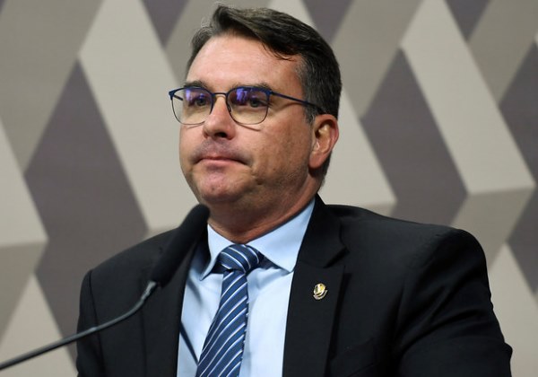 Flávio Bolsonaro chama suspensão da Lei da Dosimetria de ‘canetada’