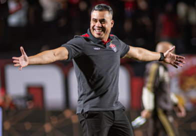 Emocionado, Jair Ventura celebra classificação do Vitória e festa no Barradão