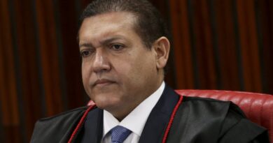 Nunes Marques barra divulgação de pesquisa que apontava desgaste de Flávio Bolsonaro