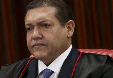 Nunes Marques barra divulgação de pesquisa que apontava desgaste de Flávio Bolsonaro