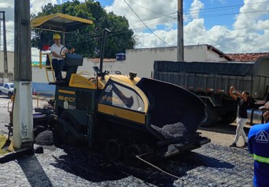 Prefeito Hugo de Leônidas autoriza início de obra de pavimentação asfáltica em Inhambupe