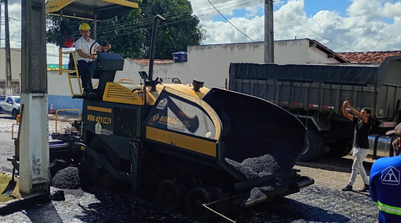 Prefeito Hugo de Leônidas autoriza início de obra de pavimentação asfáltica em Inhambupe