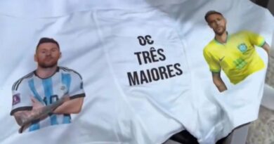 Neymar chama atenção ao exibir cueca personalizada com Messi: ‘Os três maiores’