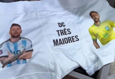 Neymar chama atenção ao exibir cueca personalizada com Messi: ‘Os três maiores’