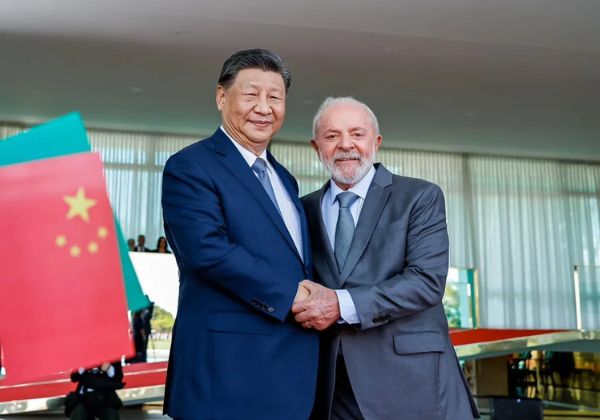 Xi Jinping telefona para Lula e declara apoio contra interferência dos EUA