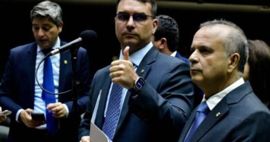 Flávio Bolsonaro escolhe denunciado por estupro para vice
