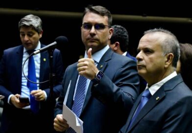 Flávio Bolsonaro escolhe denunciado por estupro para vice