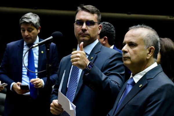 Flávio Bolsonaro escolhe denunciado por estupro para vice