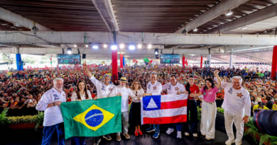 Com Lula, Jerônimo reúne multidão de mais de 30 mil em Salvador