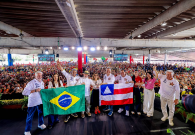 Com Lula, Jerônimo reúne multidão de mais de 30 mil em Salvador
