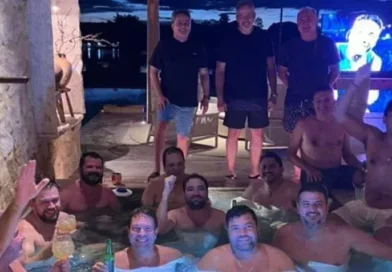 Senador pede investigação sobre vazamento de foto polêmica em piscina com políticos