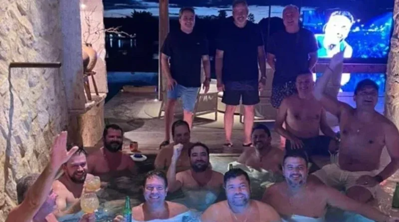 Senador pede investigação sobre vazamento de foto polêmica em piscina com políticos