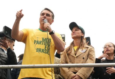 Flávio chama 8 de Janeiro de ‘farsa’, usa colete à prova de balas e ataca Moraes em ato na Avenida Paulista
