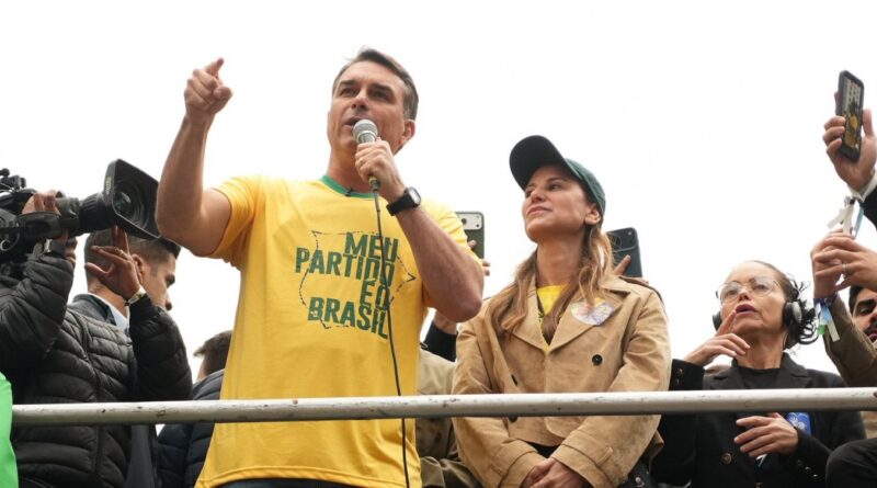 Flávio chama 8 de Janeiro de ‘farsa’, usa colete à prova de balas e ataca Moraes em ato na Avenida Paulista