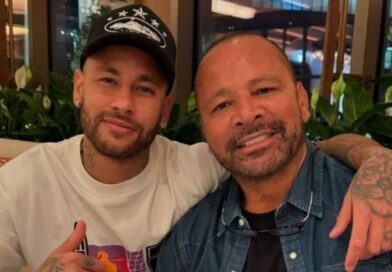 Mensagens mostram Flávio Bolsonaro e pai de Neymar cobrando Vorcaro por negócios