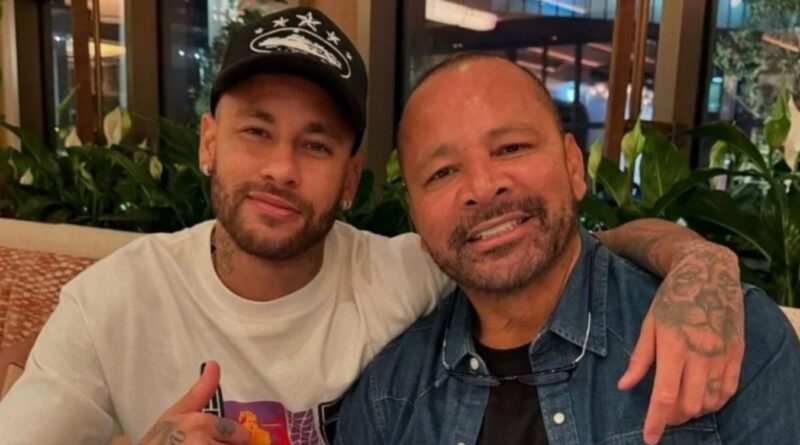 Mensagens mostram Flávio Bolsonaro e pai de Neymar cobrando Vorcaro por negócios