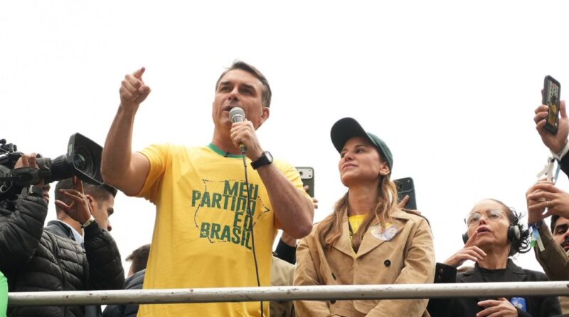PF investiga emenda de Flávio Bolsonaro negociada com miliciano condenado no caso Marielle