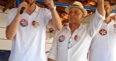 Rafael Dias recebe deputado federal Neto Carletto e estadual Léo de Neco em Inhambupe e reúne lideranças políticas.