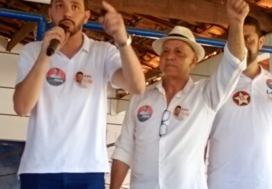 Rafael Dias recebe deputado federal Neto Carletto e estadual Léo de Neco em Inhambupe e reúne lideranças políticas.