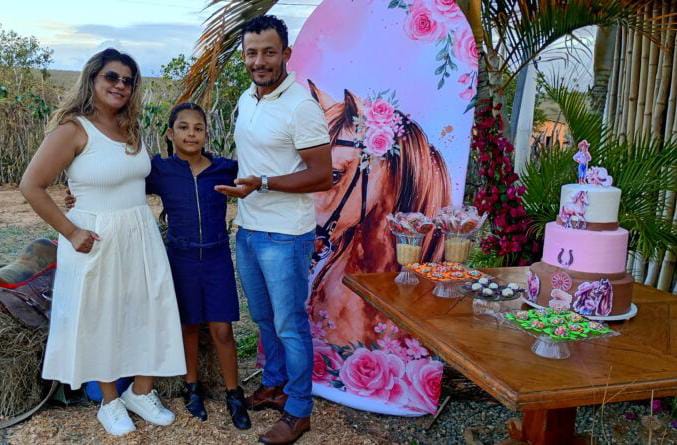 Silvia, filha de Rafael Vaqueiro, celebra aniversário ao lado de familiares e amigos