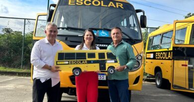 Inhambupe recebe novo ônibus escolar para atender estudantes do município