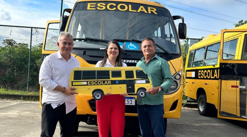 Inhambupe recebe novo ônibus escolar para atender estudantes do município