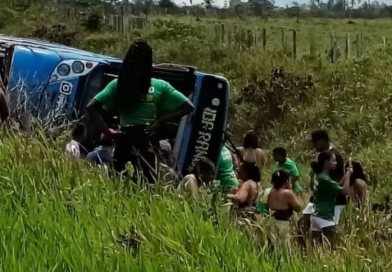 Ônibus tomba na BA-489 durante volta de evento político em Prado