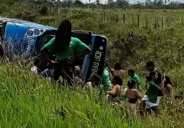 Ônibus tomba na BA-489 durante volta de evento político em Prado
