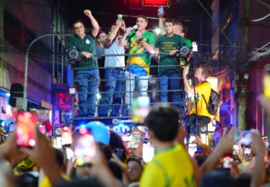 Flávio Bolsonaro participa de ato na Barra com ACM Neto e Nikolas Ferreira neste sábado