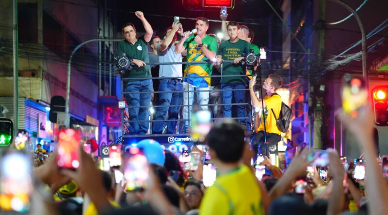 Flávio Bolsonaro participa de ato na Barra com ACM Neto e Nikolas Ferreira neste sábado
