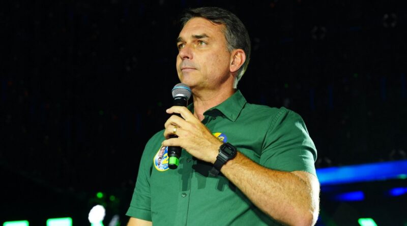 Flávio Bolsonaro rejeita resultado, pede anulação da eleição e contesta decisão do STF