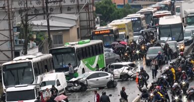 Motorista de ônibus morre ao volante e causa engavetamento com 22 veículos no RJ