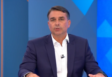 Por determinação de Moraes, PF manda Flávio Bolsonaro entregar passaporte
