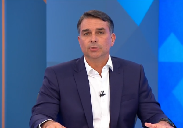 Por determinação de Moraes, PF manda Flávio Bolsonaro entregar passaporte